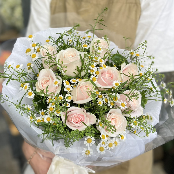 Bó hoa cúc Tana kết hợp với hoa hồng tạo vẻ đẹp tinh tế